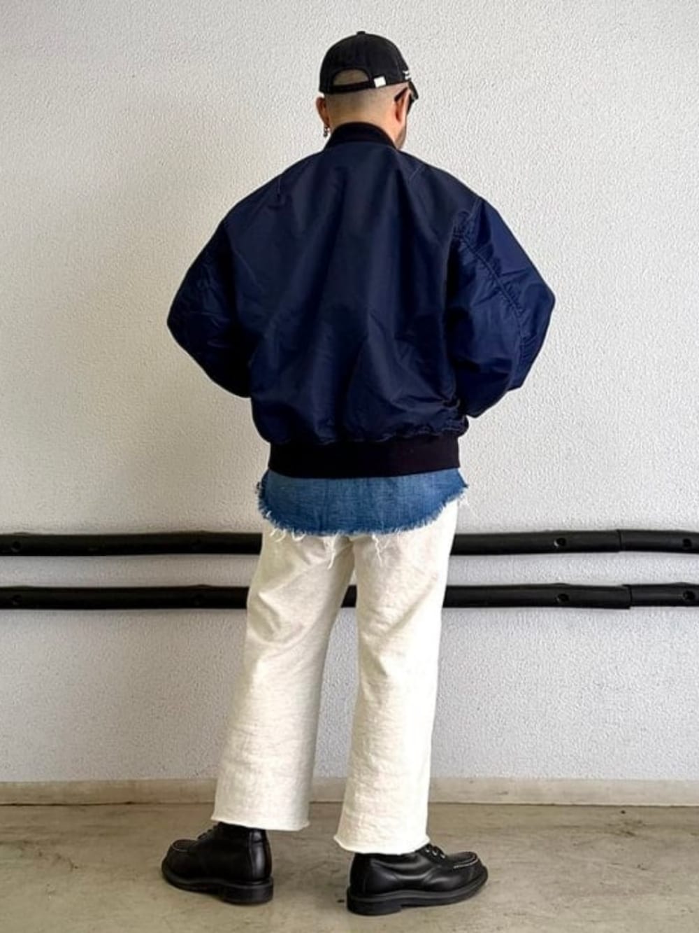 ブルー系のブルゾンを着用したメンズの冬コーディネートの2枚目の写真