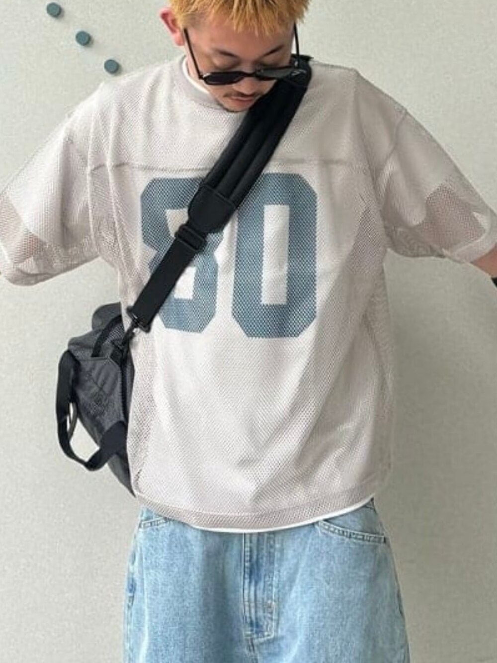 ブラック系のボディバッグ/ウエストポーチ、ホワイト系のTシャツ/カットソー、グレー系のTシャツ/カットソーを着用したメンズの春コーディネートの3枚目の写真