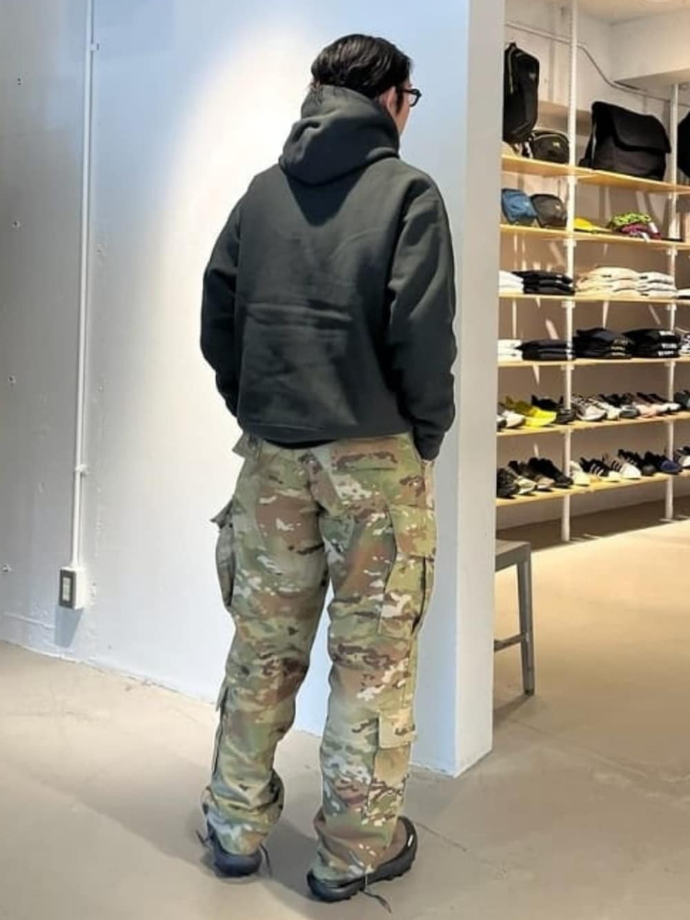 ブラック系のスウェットを着用したメンズの秋コーディネートの2枚目の写真