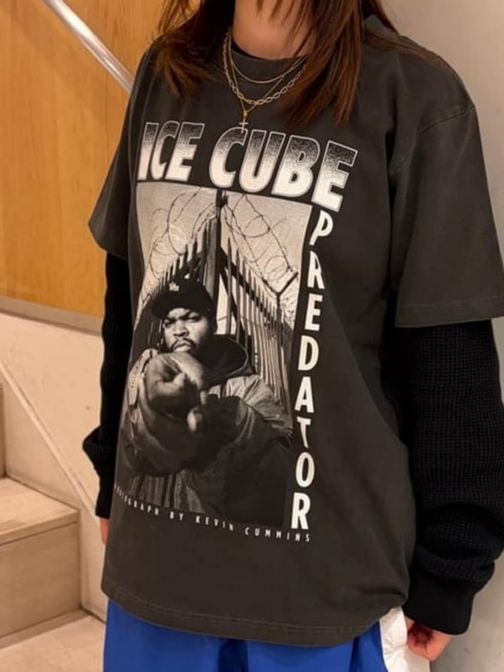 ブラック系のTシャツ/カットソー、ブラック系のTシャツ/カットソーを着用したレディースの夏コーディネートの4枚目の写真