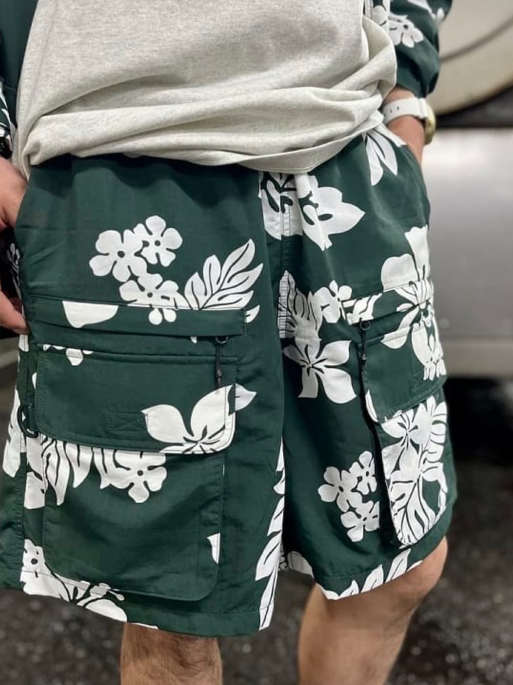 グリーン系のブルゾン、ホワイト系のTシャツ/カットソー、グリーン系のその他パンツを着用したメンズの春コーディネートの4枚目の写真