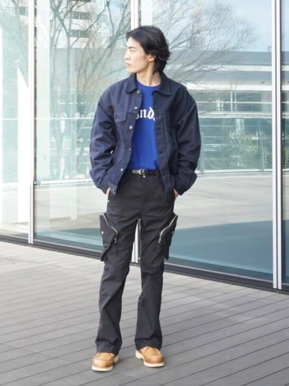 ブルー系のデニムジャケット、ブルー系のTシャツ/カットソーを着用したメンズの春コーディネートの2枚目の写真