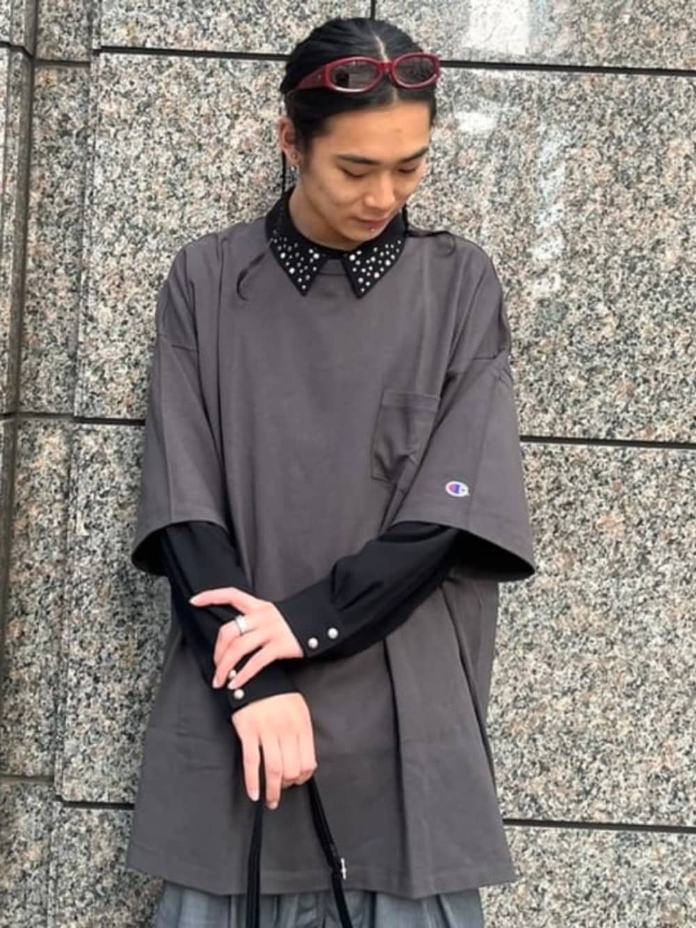 ブラック系のショルダーバッグ、ブラック系のTシャツ/カットソー、グレー系のスラックスを着用したメンズの夏コーディネートの3枚目の写真