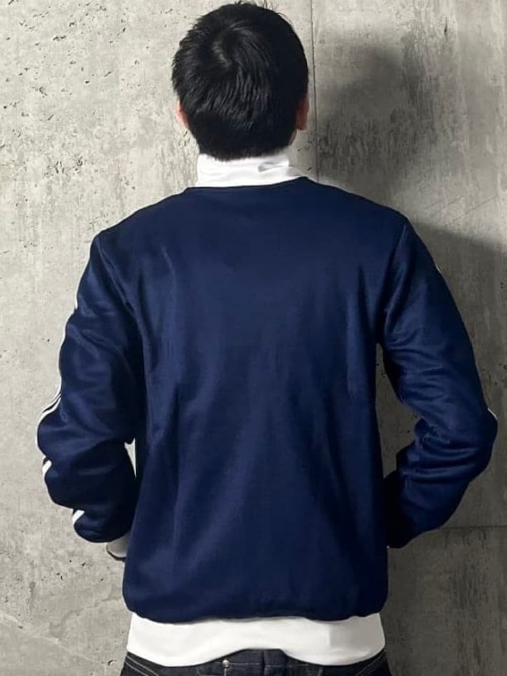 ブルー系のデニムパンツ、ブルー系のスウェット、ホワイト系のスニーカーを着用したメンズの秋コーディネートの6枚目の写真