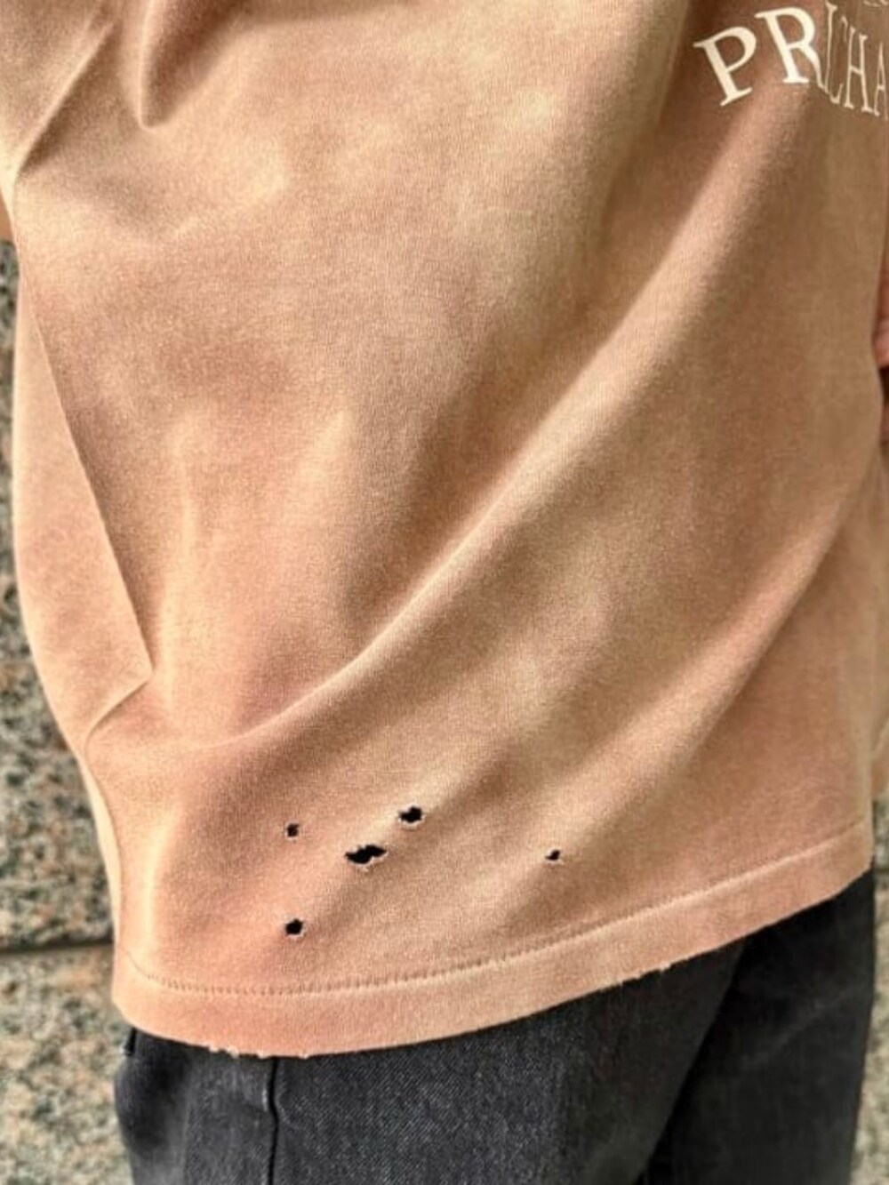 ブラウン系のTシャツ/カットソー、ブラウン系のシャツ/ブラウス、ブラック系のデニムパンツを着用したメンズの春コーディネートの5枚目の写真