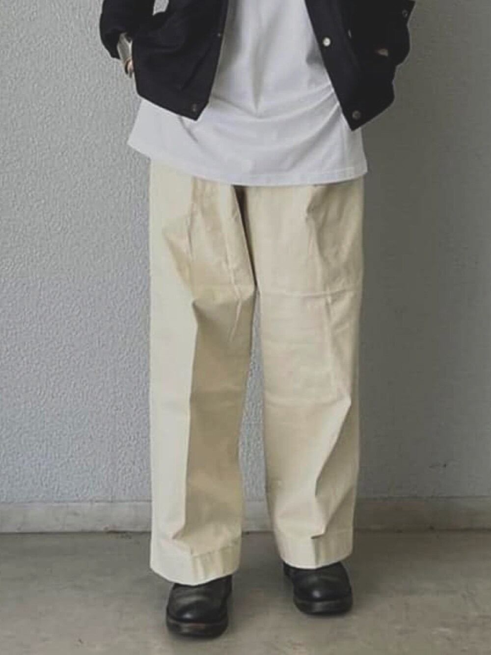 ホワイト系のその他パンツを着用したメンズの夏コーディネートの3枚目の写真