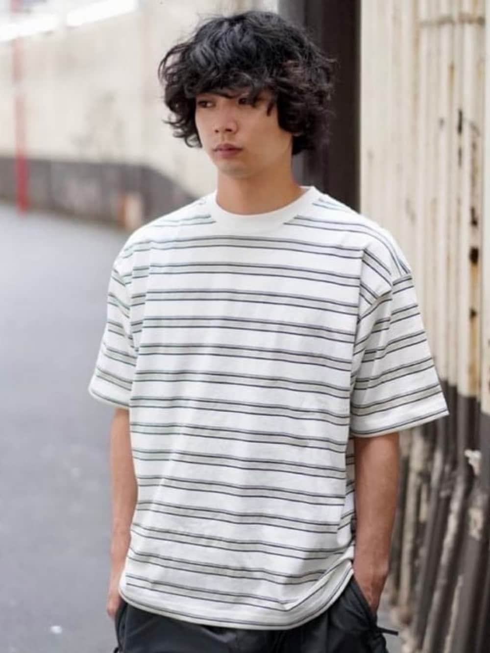 グリーン系のその他パンツ、ホワイト系のTシャツ/カットソー、ベージュ系のサンダルを着用したメンズの夏コーディネートの3枚目の写真