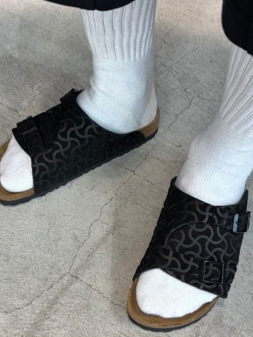 ブラック系のその他パンツ、ブラック系のサンダルを着用したメンズの夏コーディネートの3枚目の写真