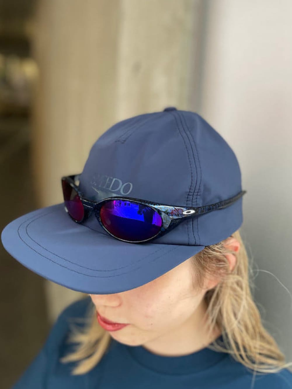 ブルー系のTシャツ/カットソー、ブルー系のその他パンツ、ブルー系のキャップを着用したメンズの夏コーディネートの4枚目の写真