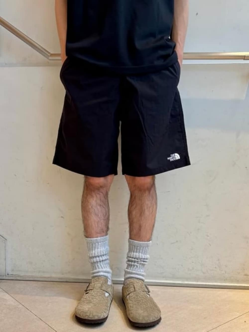 ブラック系のTシャツ/カットソー、ブラック系のその他パンツ、ベージュ系のサンダルを着用したメンズの夏コーディネートの4枚目の写真