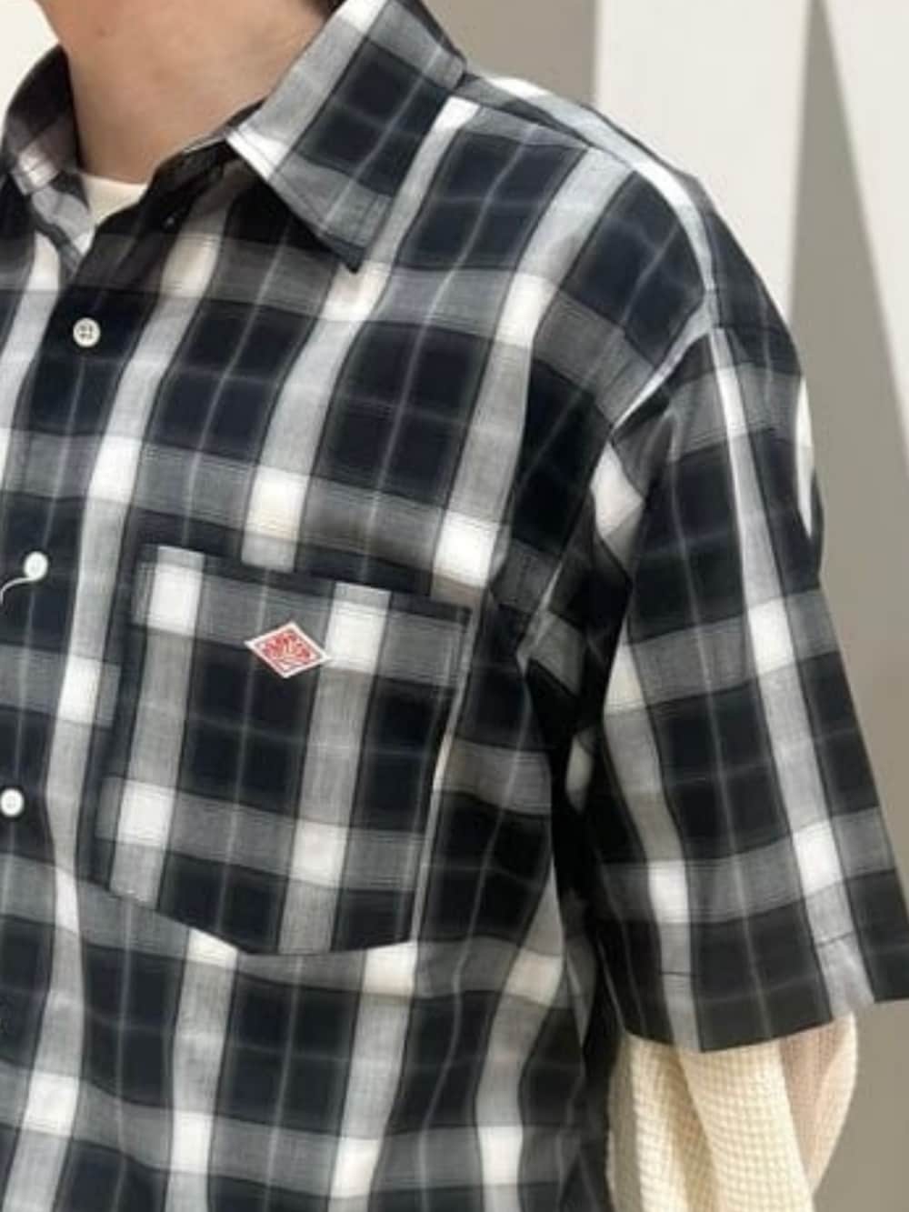 ブラック系のシャツ/ブラウス、ブルー系のキャップを着用したメンズの春コーディネートの3枚目の写真