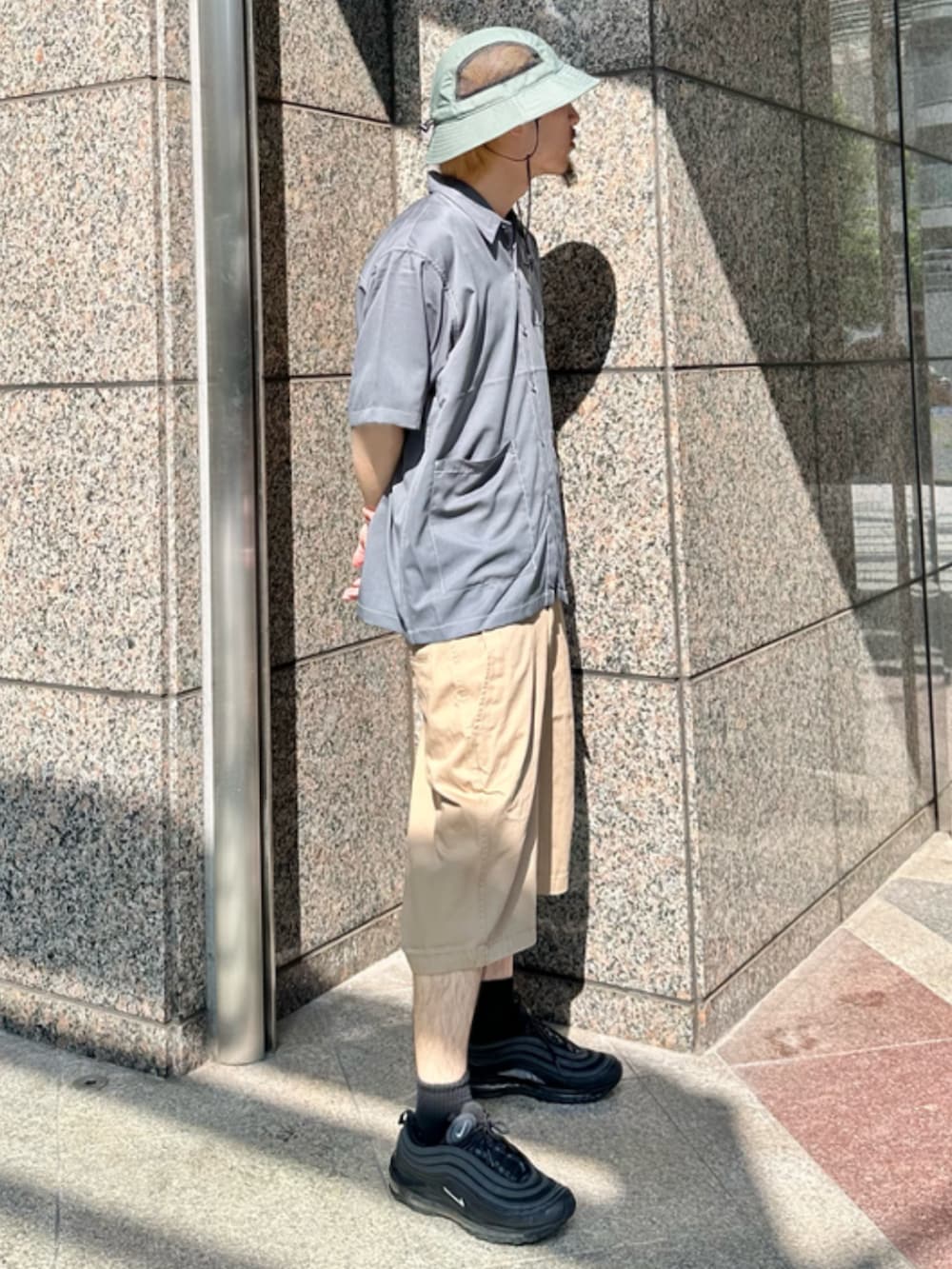 ベージュ系のその他パンツ、グレー系のシャツ/ブラウス、グリーン系のハットを着用したメンズの夏コーディネートの2枚目の写真