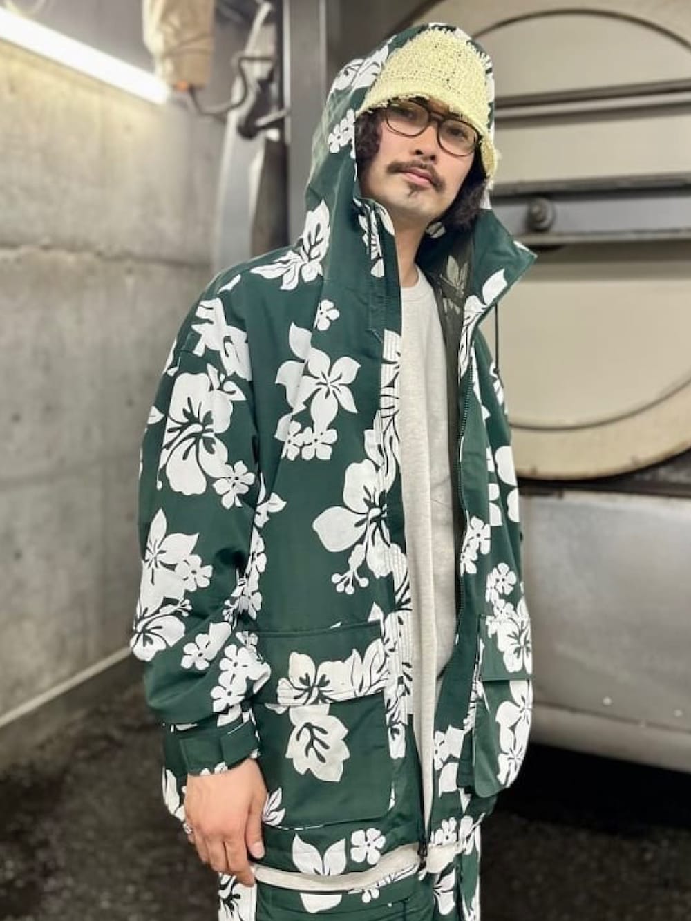 グリーン系のブルゾン、ホワイト系のTシャツ/カットソー、グリーン系のその他パンツを着用したメンズの春コーディネートの3枚目の写真