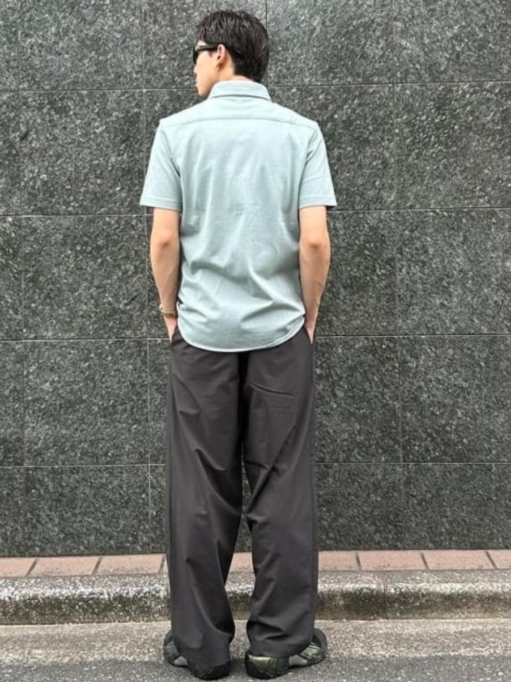 グレー系のスラックス、ブルー系のシャツ/ブラウスを着用したメンズの夏コーディネートの3枚目の写真