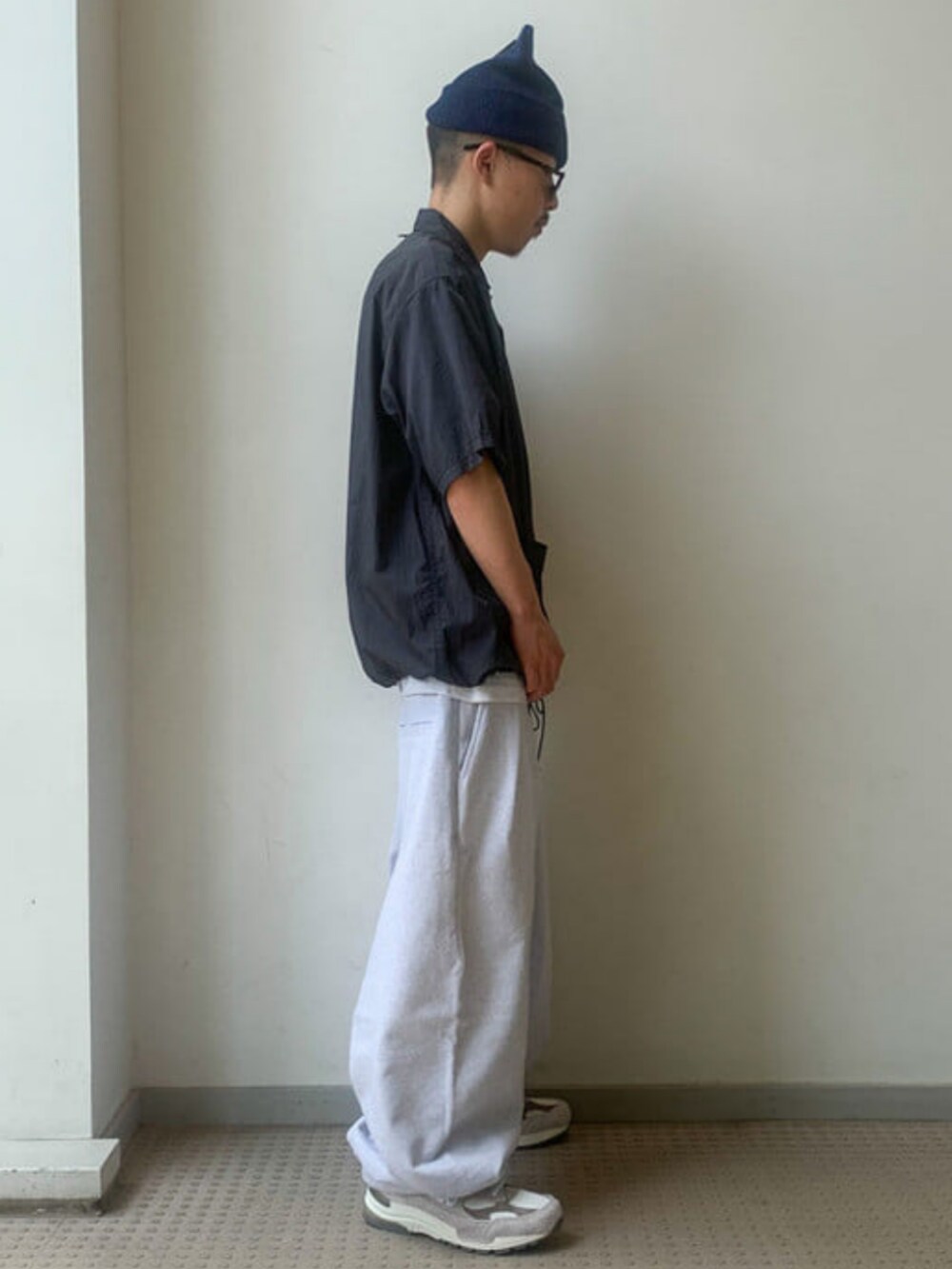グレー系のスウェットパンツ、ブラウン系のサングラス、ブルー系のニットキャップ/ビーニーを着用したメンズの春コーディネートの2枚目の写真