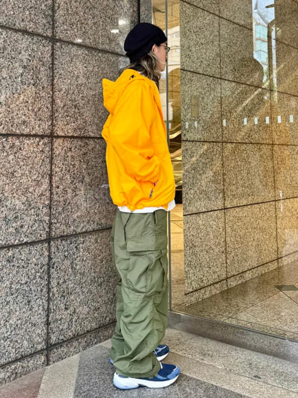 グリーン系のカーゴパンツ、ホワイト系のTシャツ/カットソー、イエロー系のブルゾンを着用したメンズの秋コーディネートの5枚目の写真