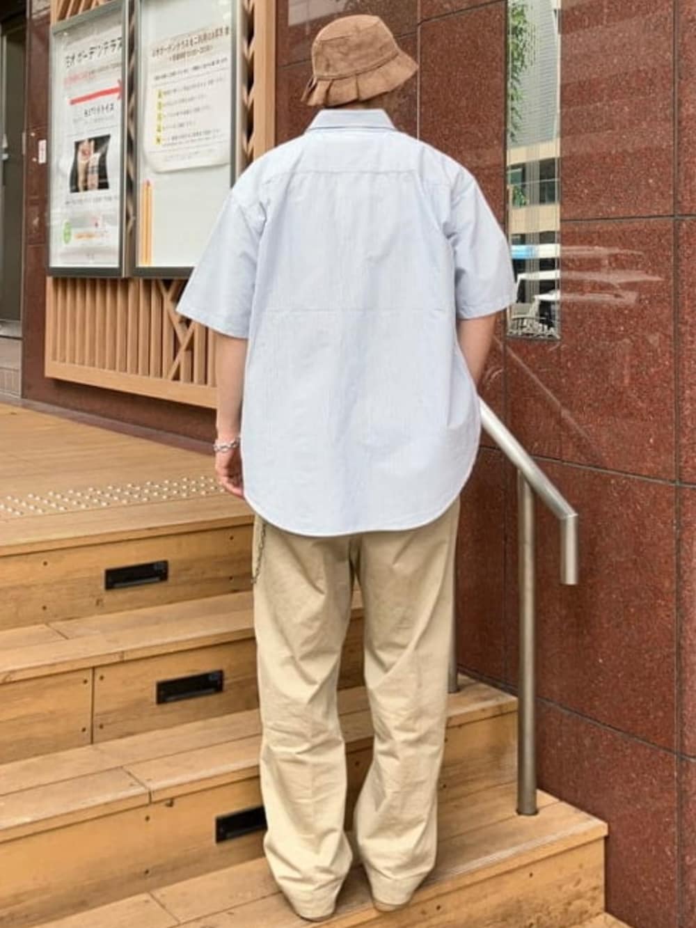 イエロー系のTシャツ/カットソー、その他のシャツ/ブラウスを着用したメンズの夏コーディネートの2枚目の写真
