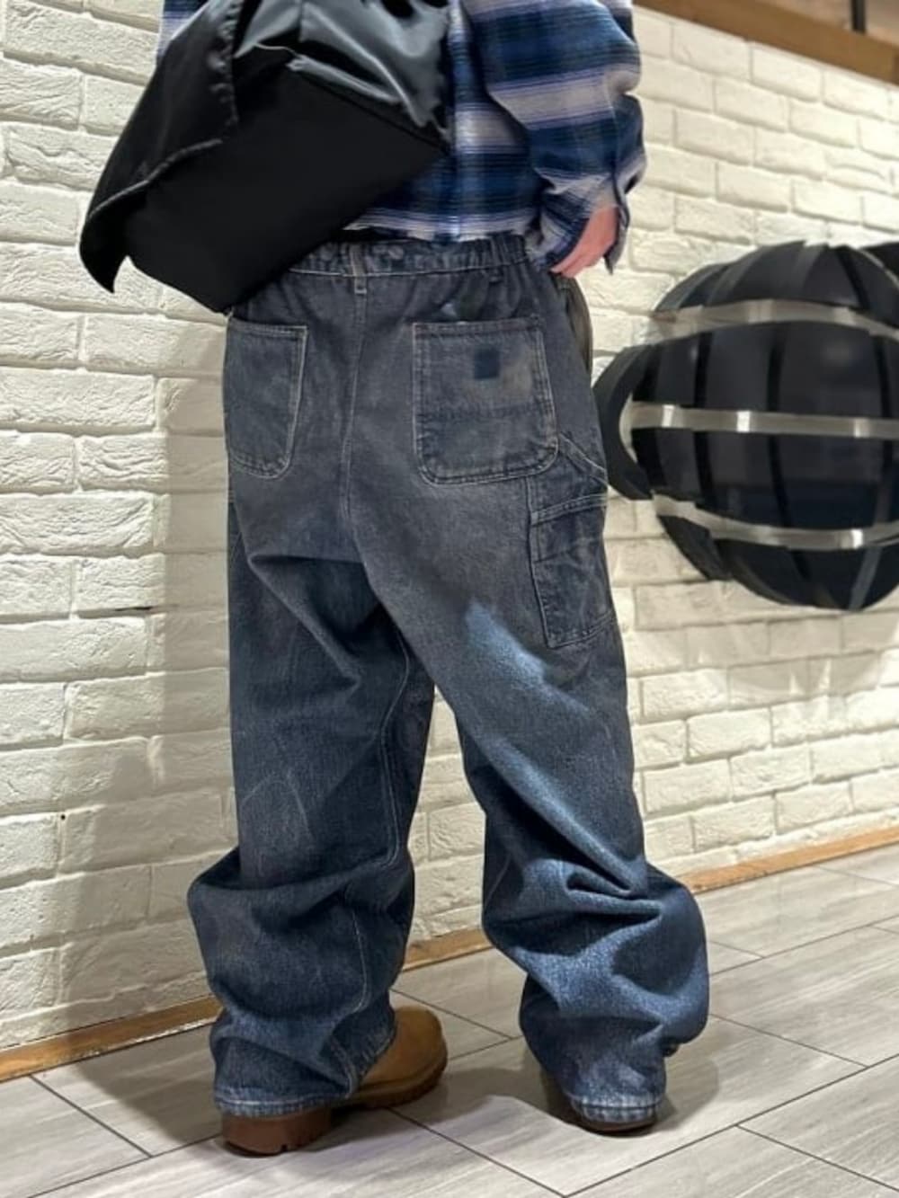 ブルー系のその他パンツ、ブルー系のシャツ/ブラウスを着用したメンズの夏コーディネートの3枚目の写真