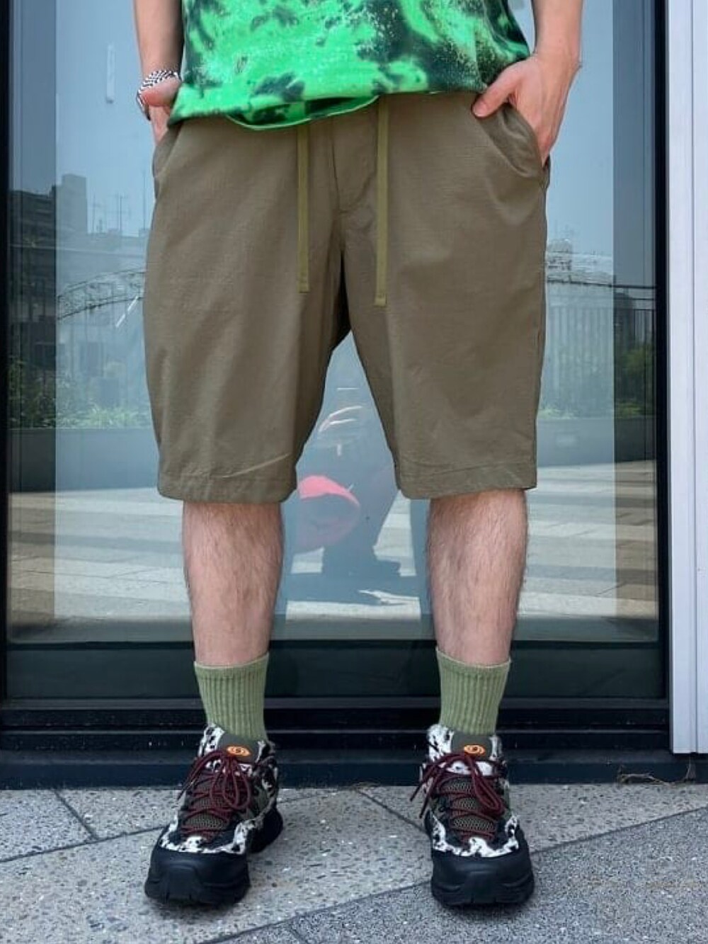 グリーン系のその他パンツを着用したメンズの夏コーディネートの2枚目の写真