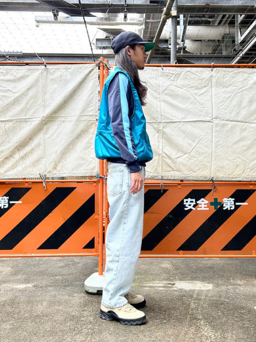 ブルー系のベストを着用したメンズの春コーディネートの2枚目の写真