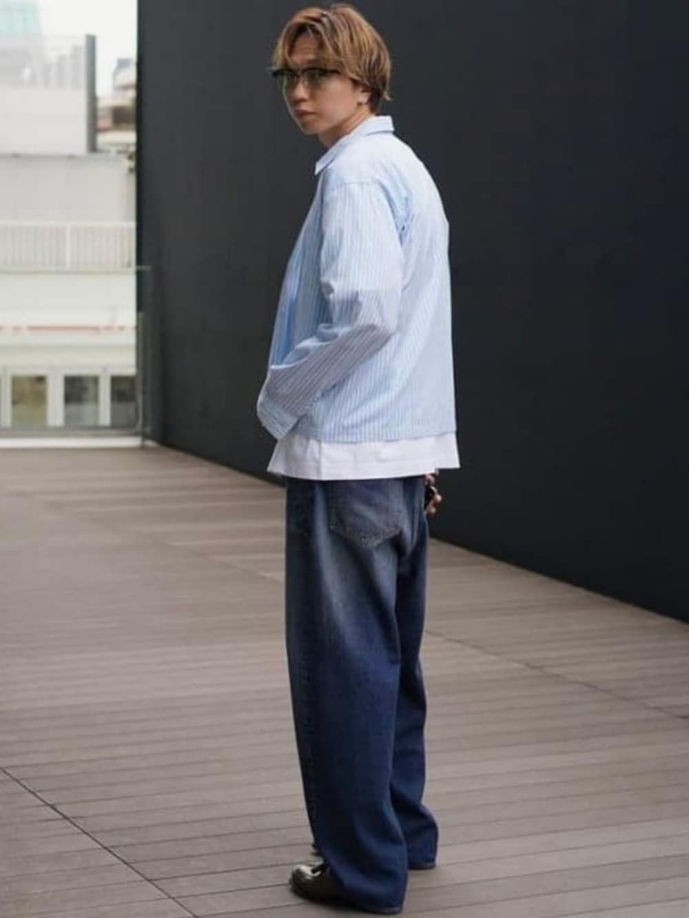 ブルー系のシャツ/ブラウス、ブルー系のデニムパンツを着用したメンズの夏コーディネートの2枚目の写真