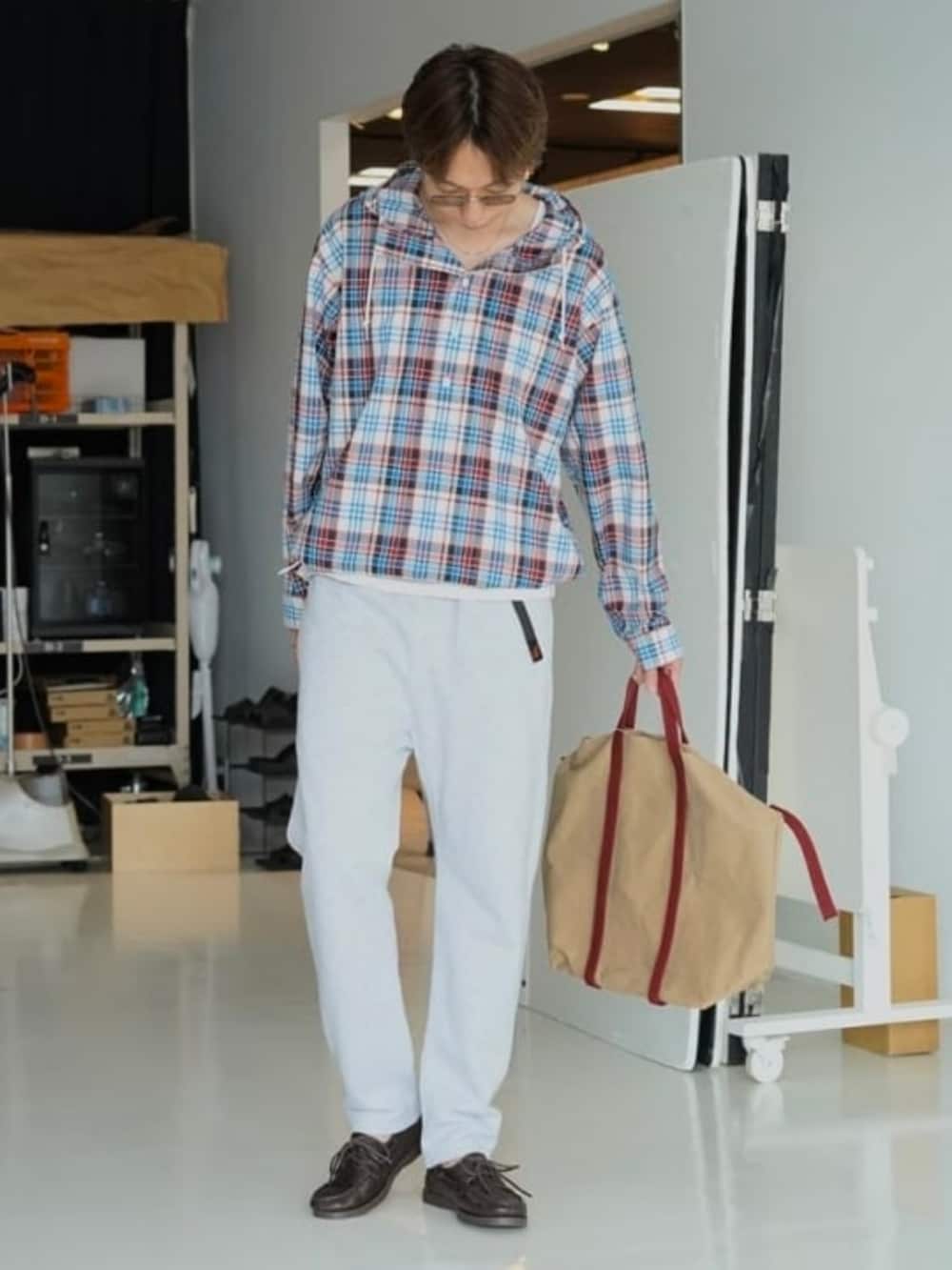 グレー系のスウェットパンツ、ホワイト系のTシャツ/カットソーを着用したメンズの夏コーディネートの2枚目の写真