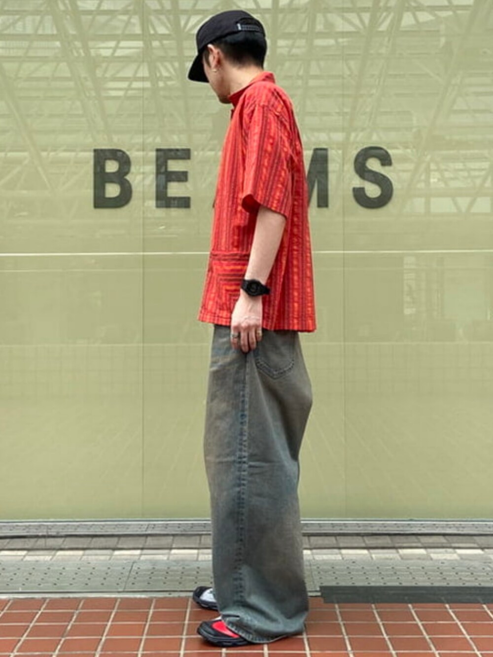 レッド系のシャツ/ブラウス、ブラック系のサンダルを着用したメンズの夏コーディネートの2枚目の写真