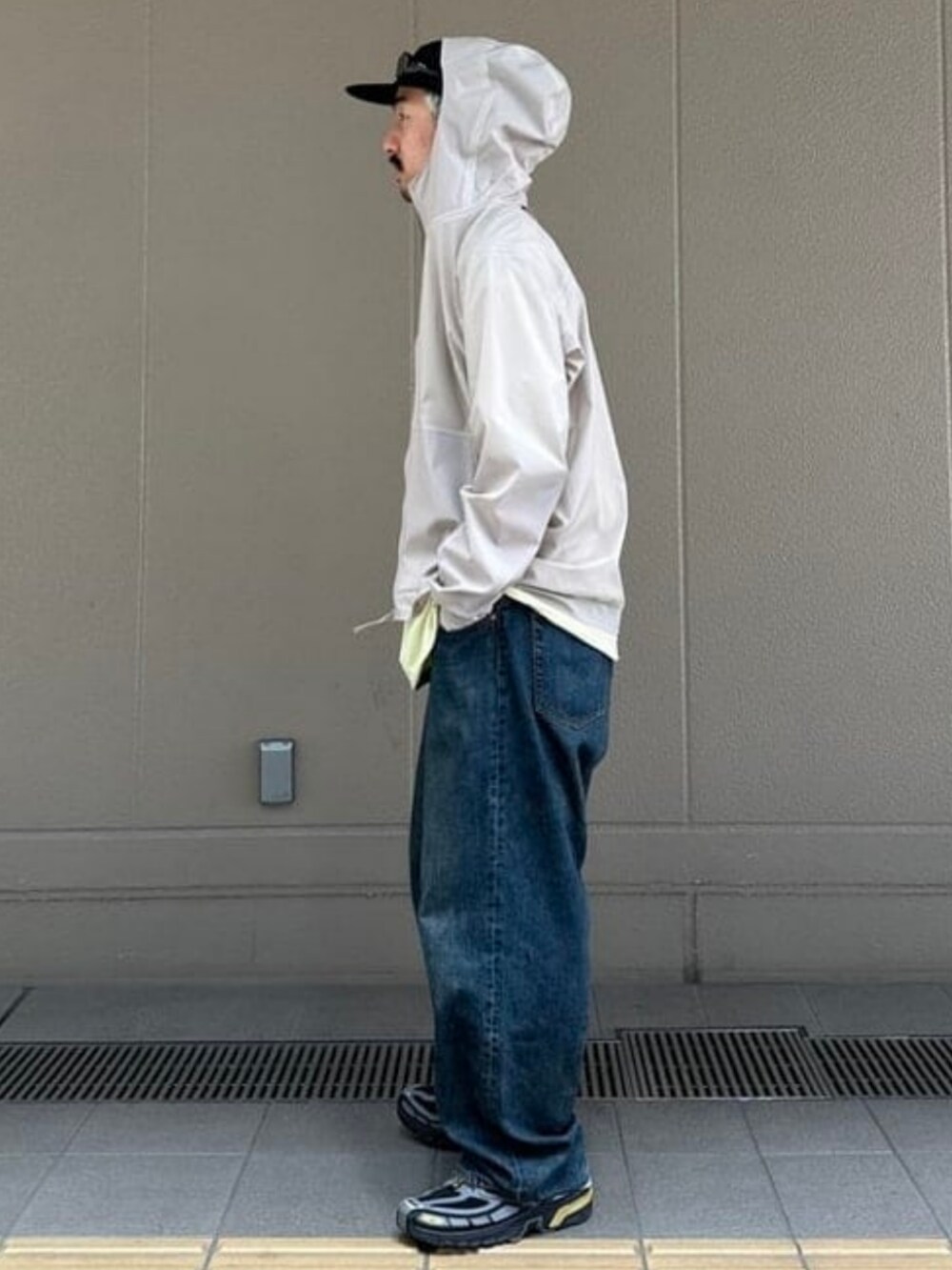 イエロー系のTシャツ/カットソーを着用したメンズの春コーディネートの2枚目の写真