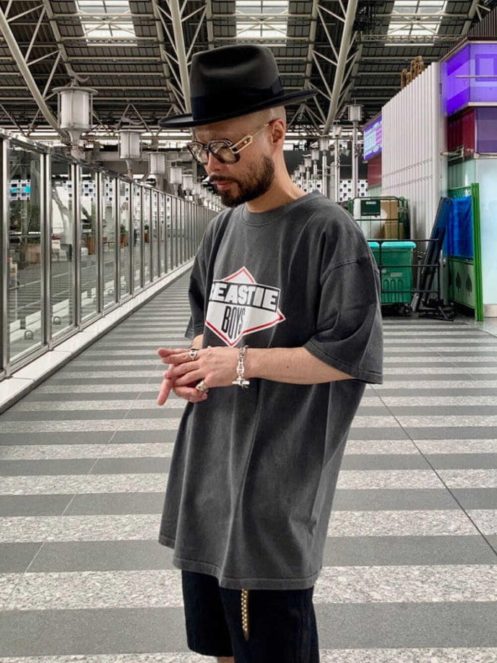 ブラック系のその他パンツを着用したメンズの夏コーディネートの5枚目の写真