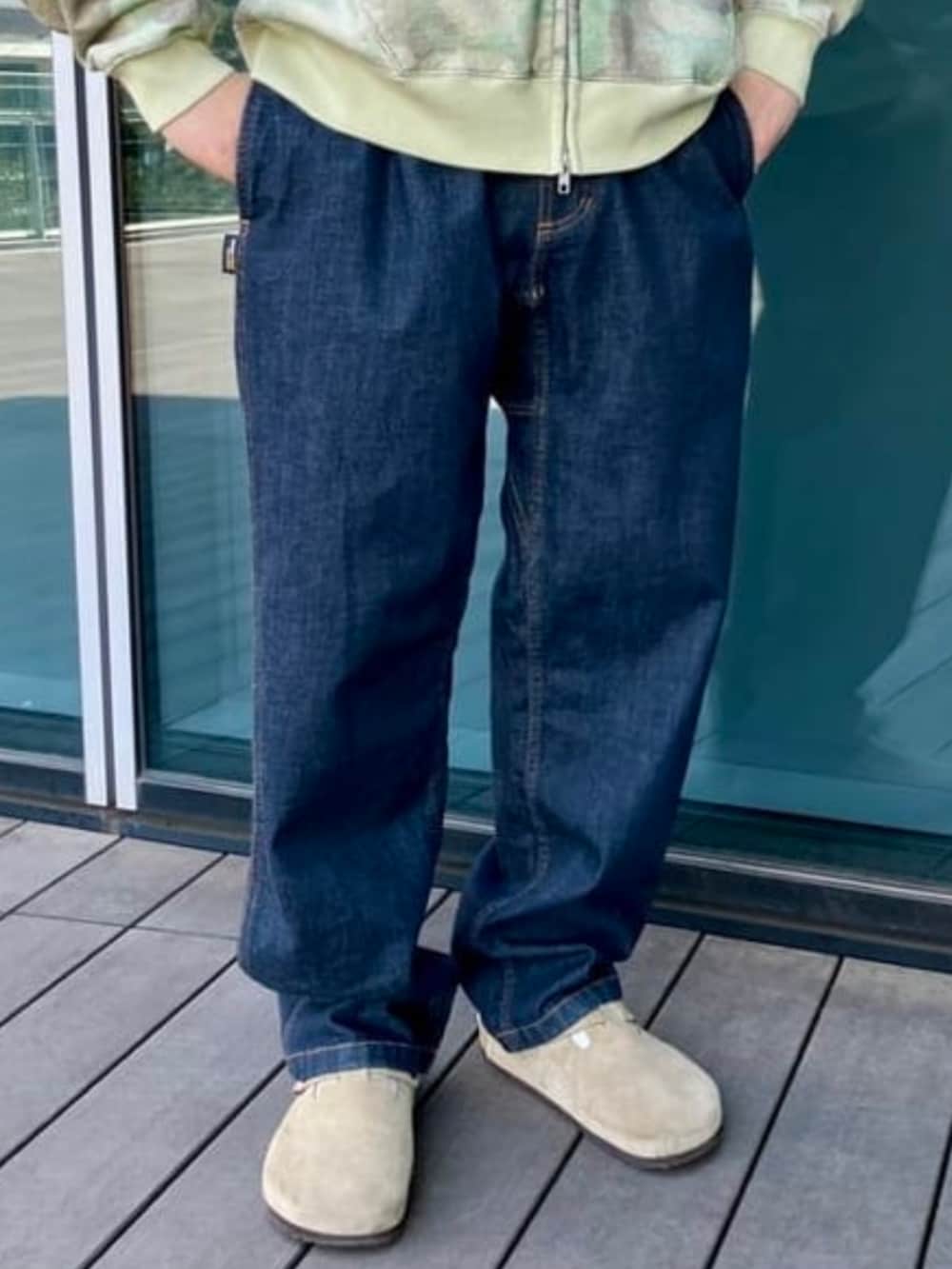 その他のスウェット、ブルー系のデニムパンツ、グリーン系のキャップを着用したメンズの春コーディネートの3枚目の写真