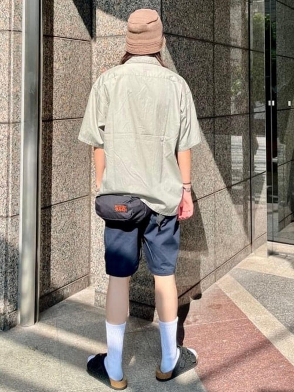 ベージュ系のシャツ/ブラウス、ブルー系のその他パンツ、ブラック系のサンダルを着用したメンズの夏コーディネートの2枚目の写真