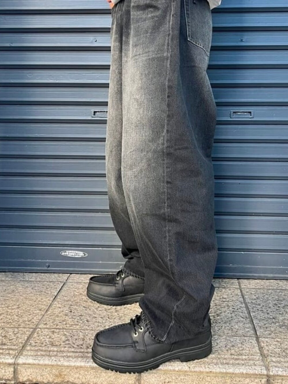 ホワイト系のTシャツ/カットソー、ブラック系のデニムパンツ、ホワイト系のTシャツ/カットソーを着用したメンズの夏コーディネートの4枚目の写真