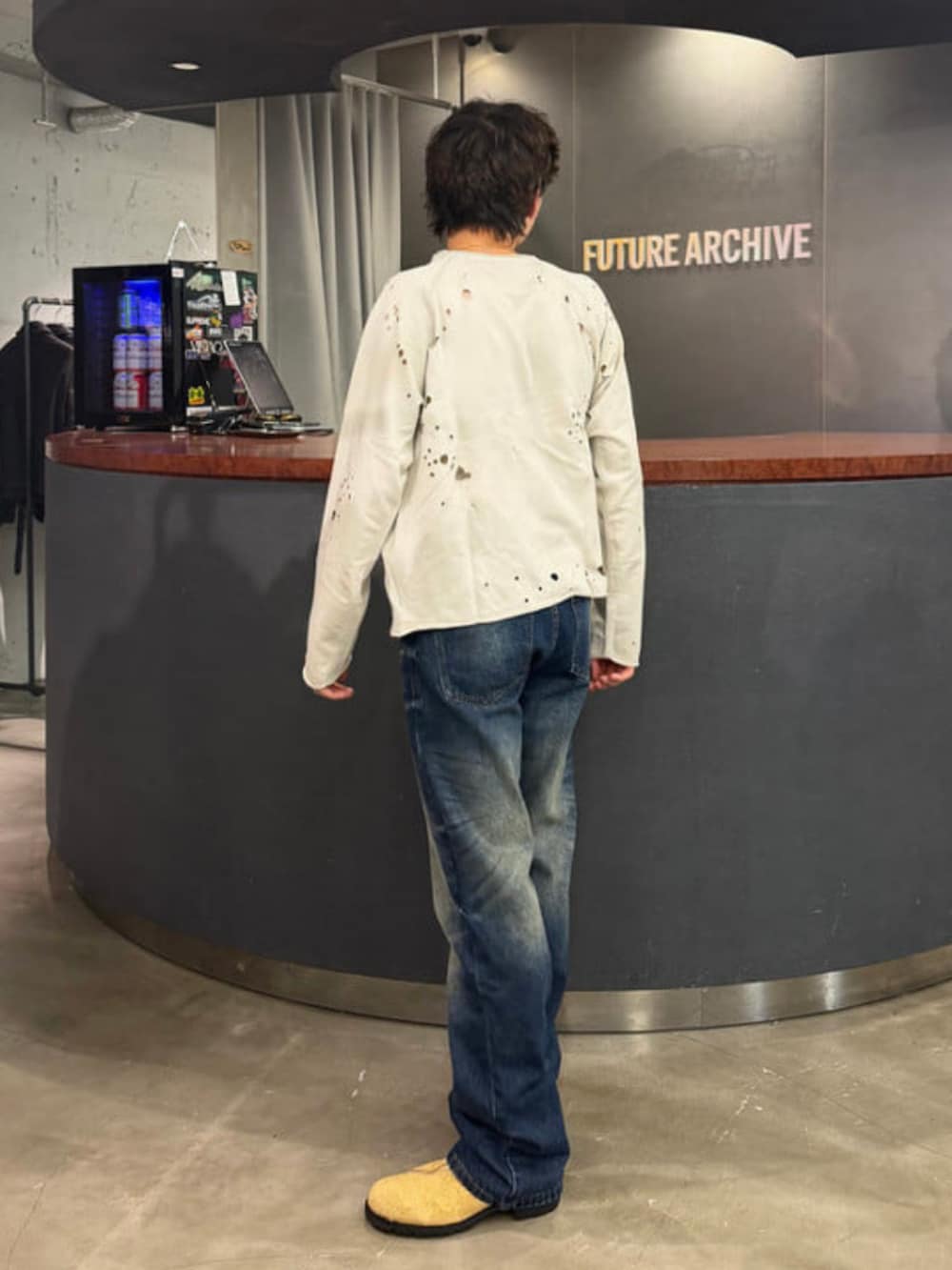 グレー系のスウェットを着用したメンズの秋コーディネートの3枚目の写真