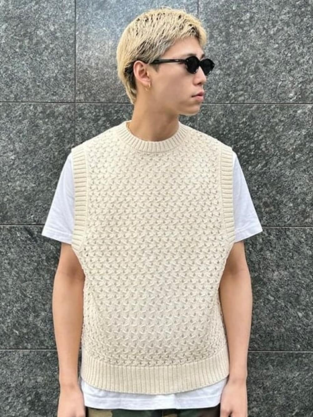 ベージュ系のニット/セーター、ブラック系のサングラスを着用したメンズの夏コーディネートの2枚目の写真