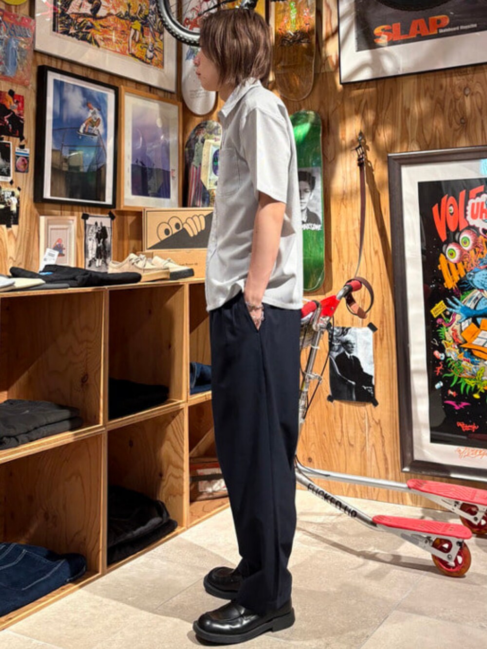 グレー系のシャツ/ブラウス、ブルー系のスラックスを着用したメンズの夏コーディネートの2枚目の写真