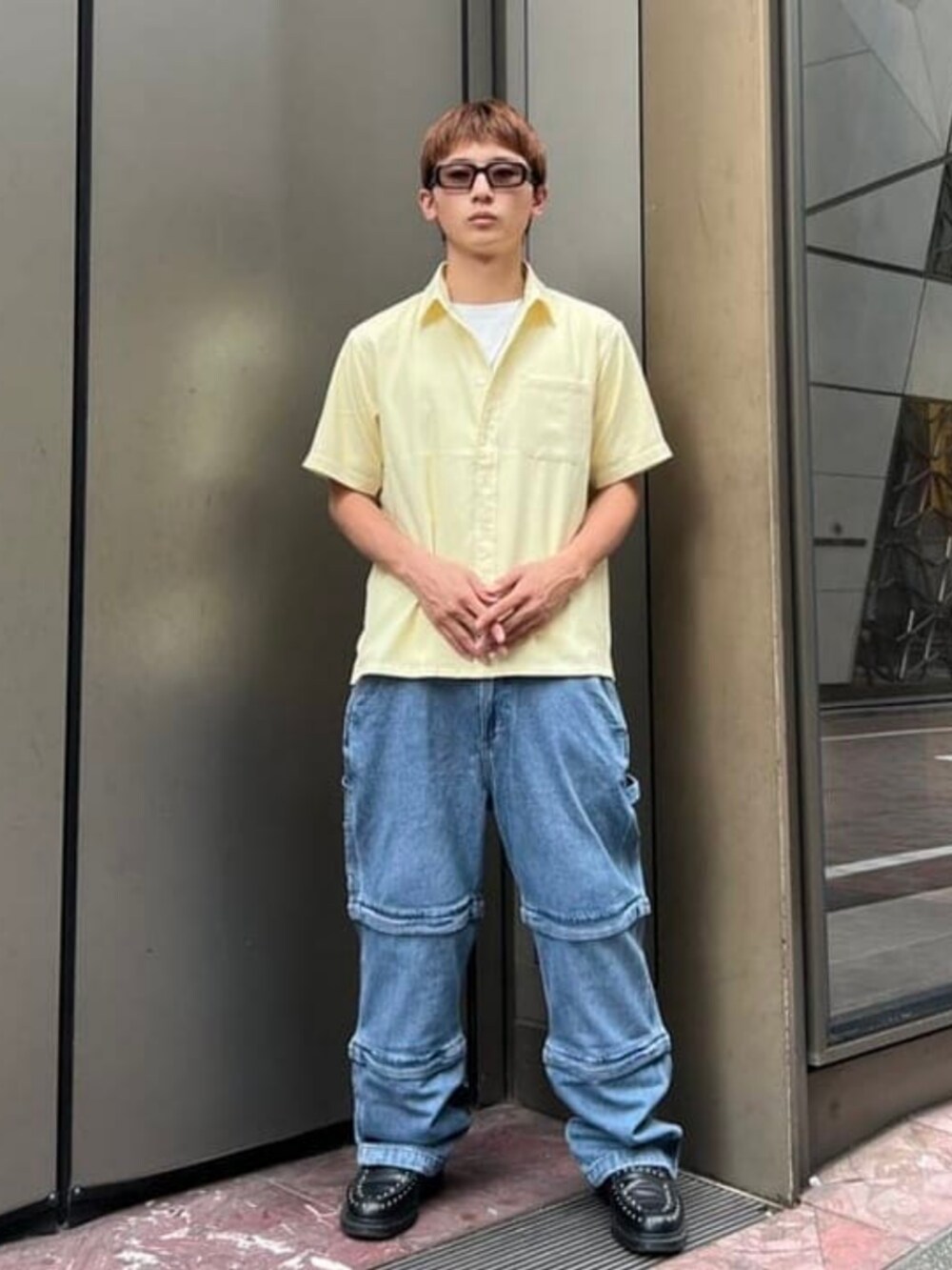 イエロー系のシャツ/ブラウス、ホワイト系のTシャツ/カットソーを着用したメンズの夏コーディネートの2枚目の写真