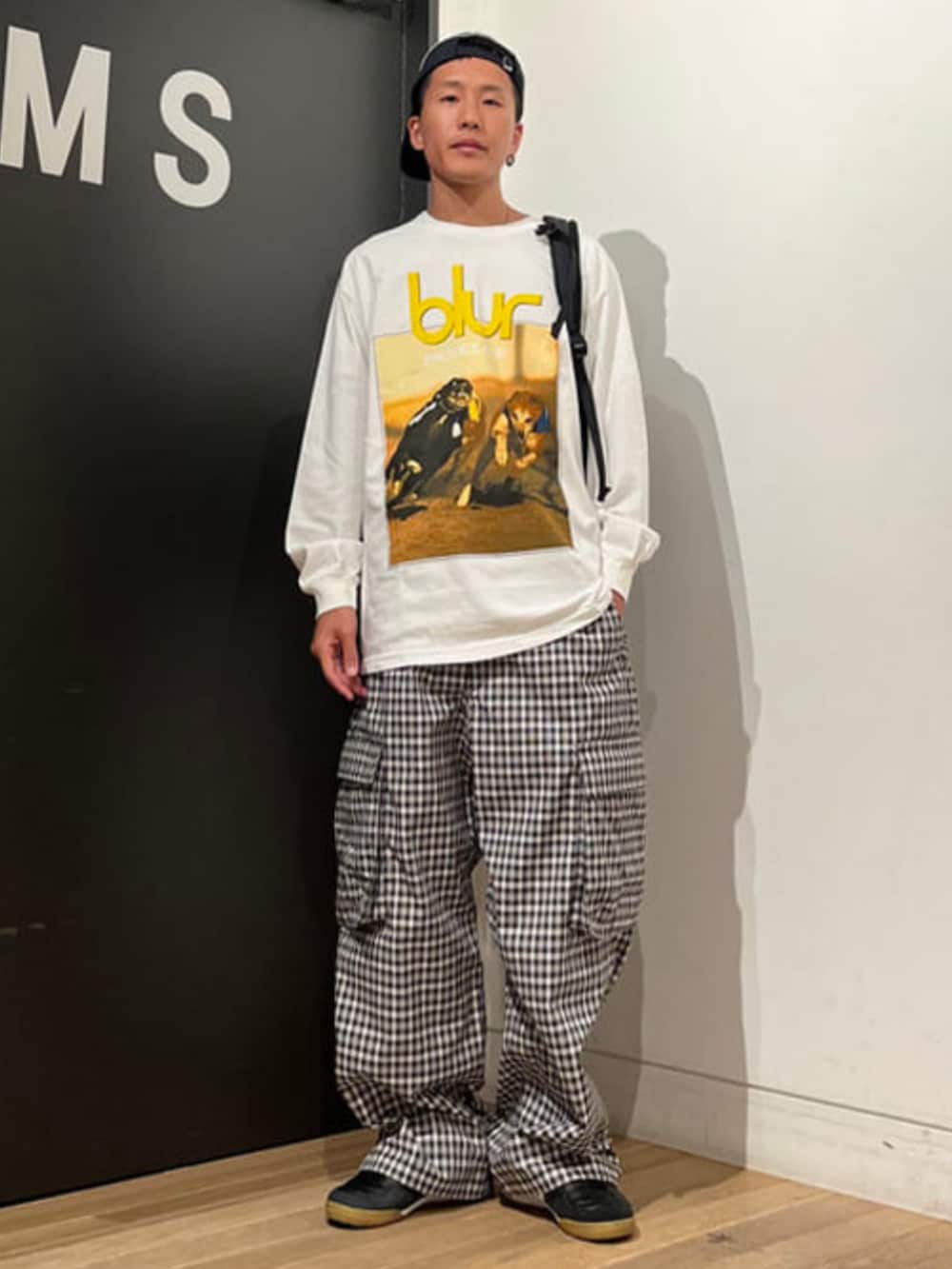 グレー系のその他パンツ、ブラック系のバックパック/リュック、ホワイト系のTシャツ/カットソーを着用したメンズの秋コーディネートの2枚目の写真