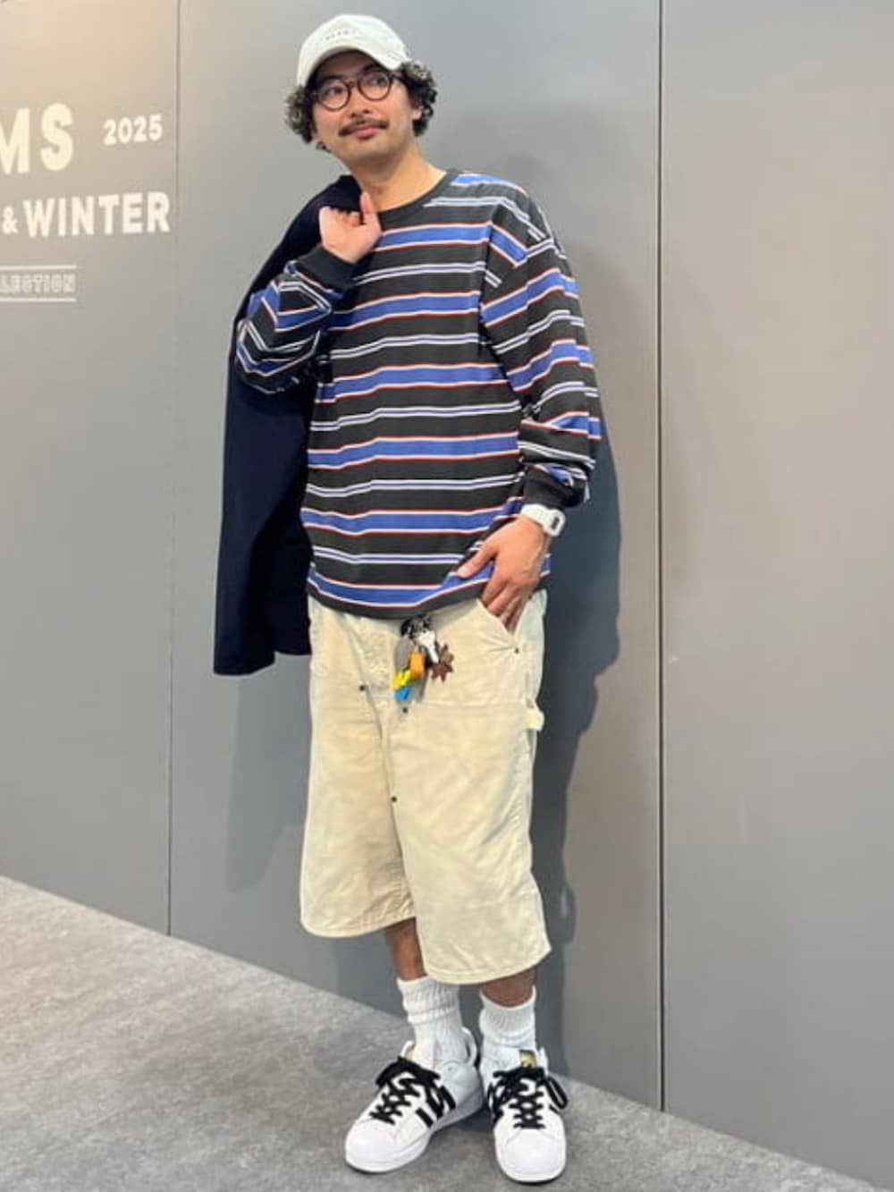 ベージュ系のその他パンツ、ホワイト系のスニーカー、ブルー系のテーラードジャケットを着用したメンズの夏コーディネートの2枚目の写真