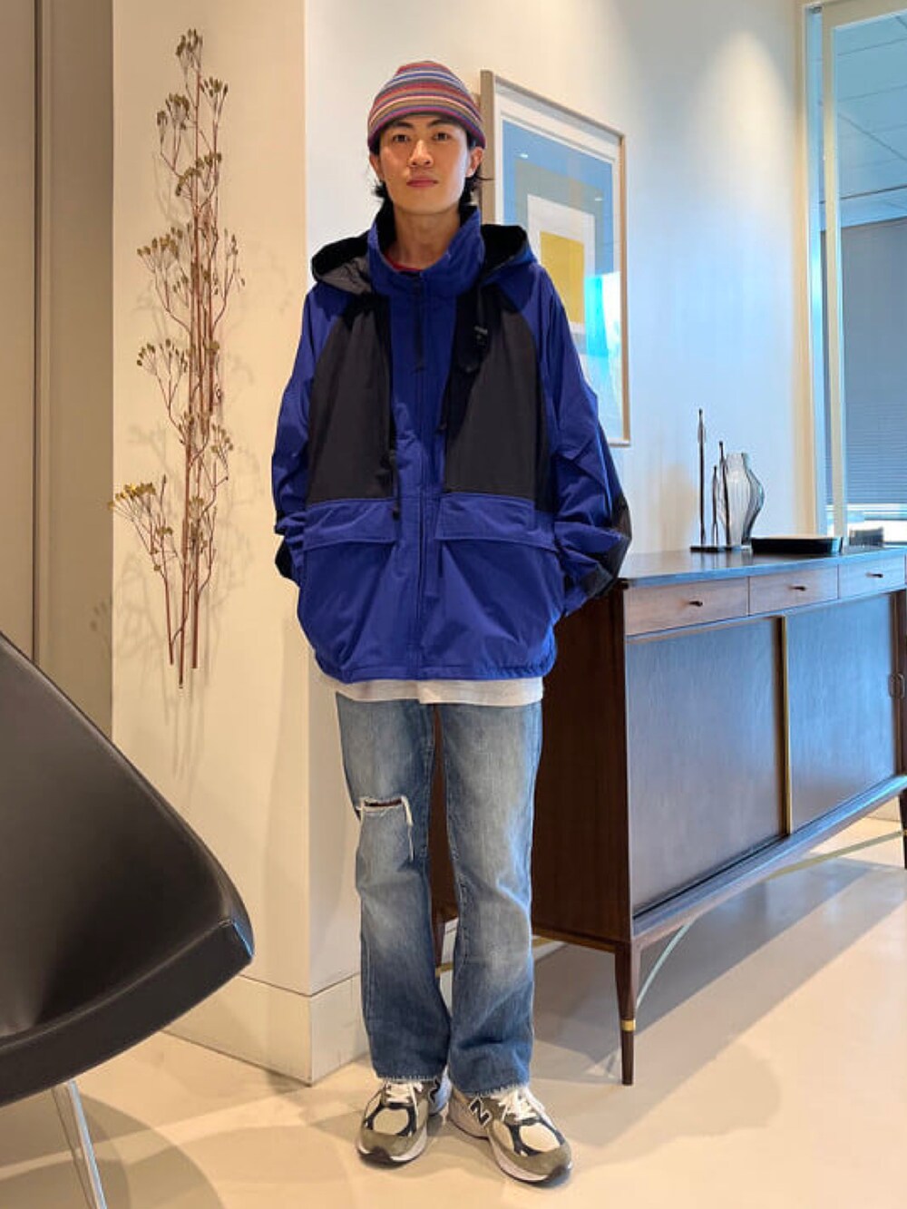 ブルー系のブルゾン、ブルー系のベスト、レッド系のTシャツ/カットソーを着用したメンズの春コーディネートの4枚目の写真