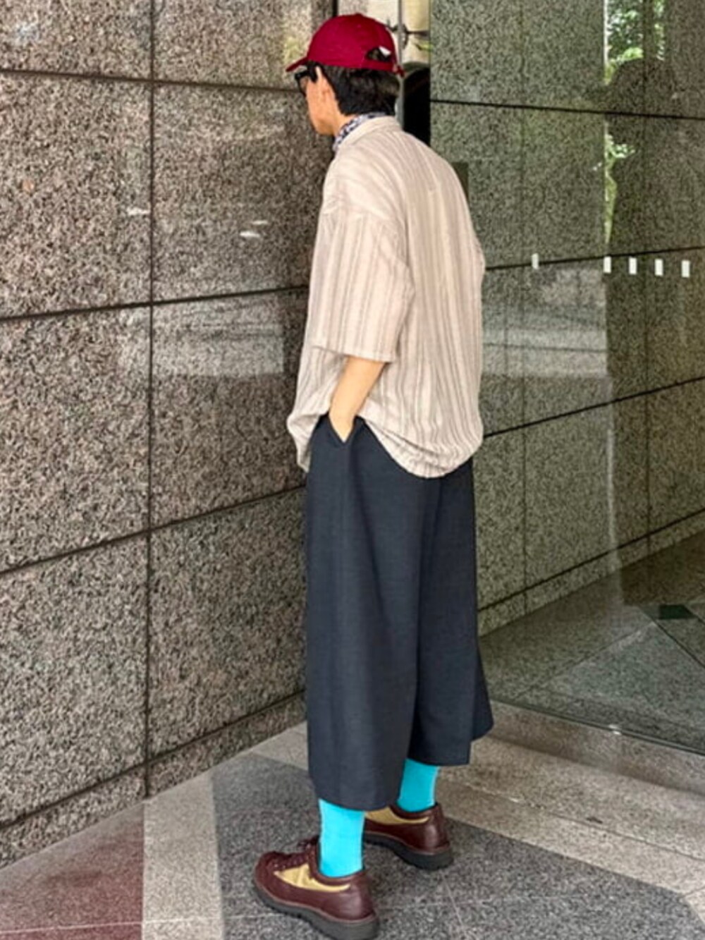 ベージュ系のシャツ/ブラウス、レッド系のキャップを着用したメンズの夏コーディネートの2枚目の写真