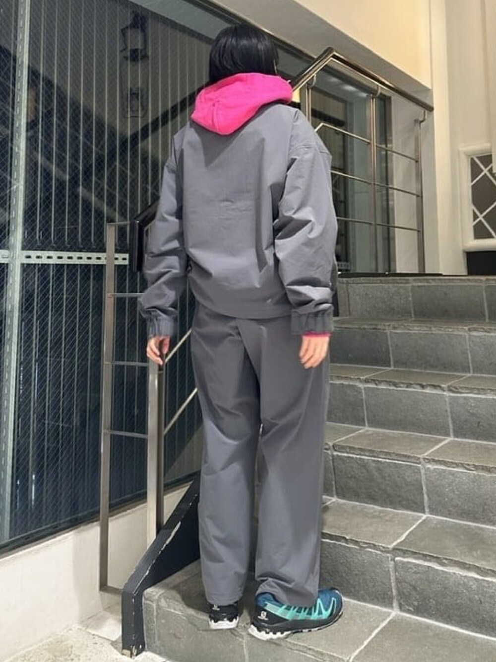グレー系のブルゾン、グレー系のその他パンツを着用したレディースの秋コーディネートの3枚目の写真
