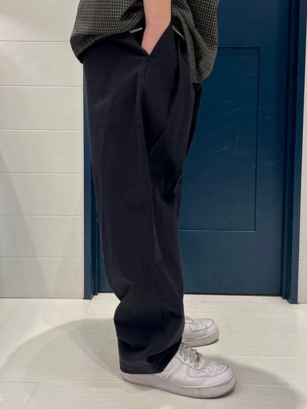 ホワイト系のポロシャツ、ブラック系のシャツ/ブラウス、ブラック系のその他パンツを着用したメンズの春コーディネートの4枚目の写真