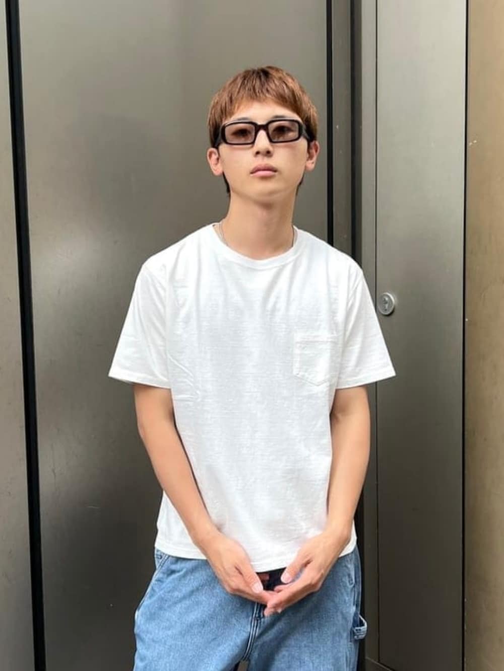イエロー系のシャツ/ブラウス、ホワイト系のTシャツ/カットソーを着用したメンズの夏コーディネートの8枚目の写真