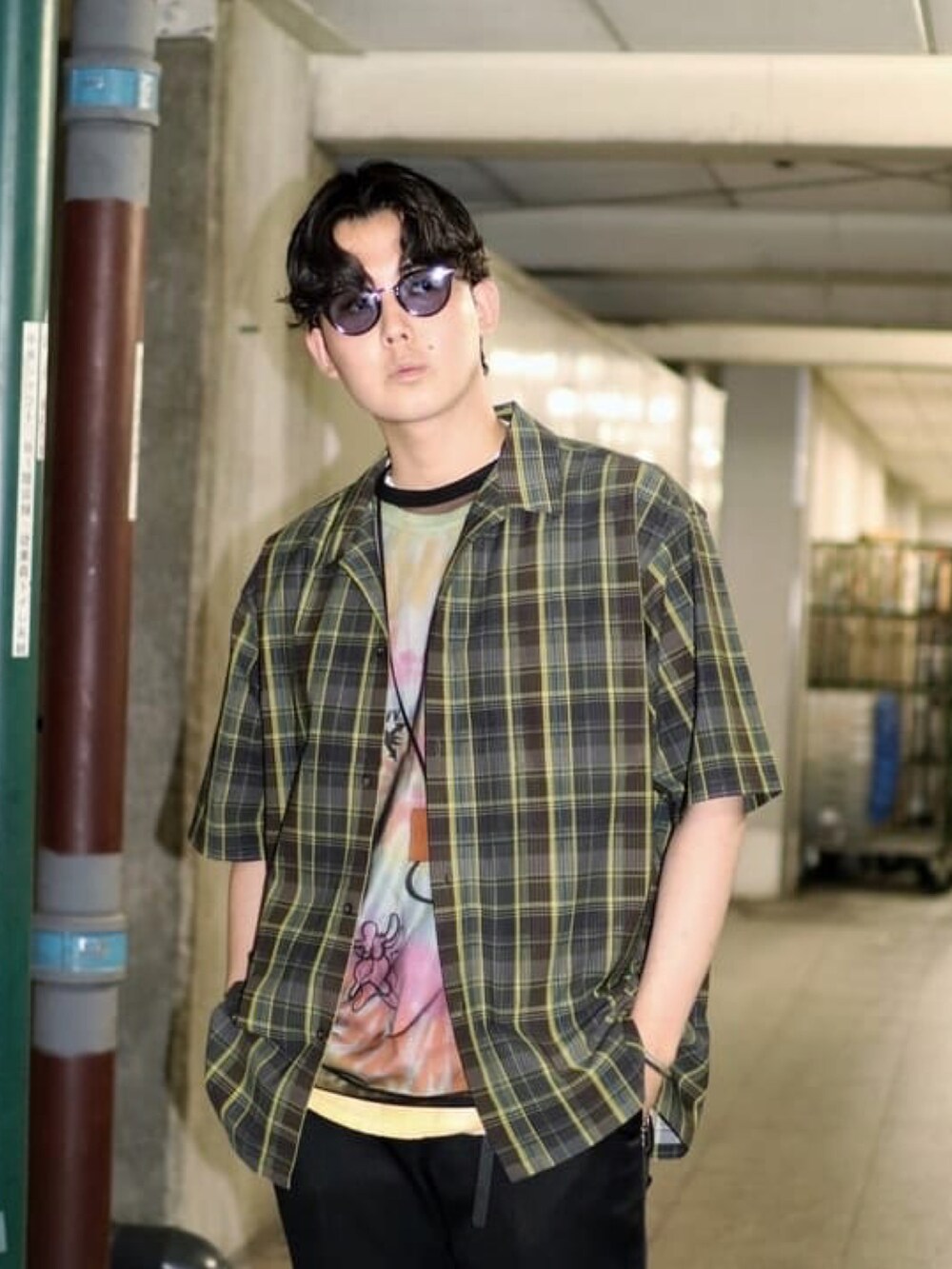 ブラウン系のシャツ/ブラウスを着用したメンズの夏コーディネートの2枚目の写真