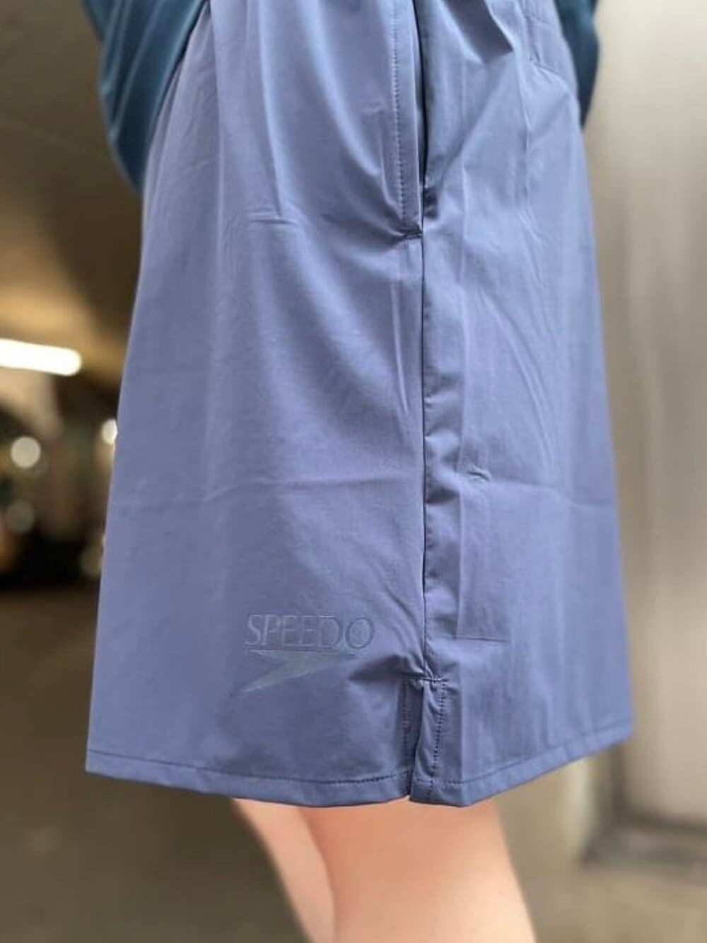 ブルー系のTシャツ/カットソー、ブルー系のその他パンツ、ブルー系のキャップを着用したメンズの夏コーディネートの5枚目の写真