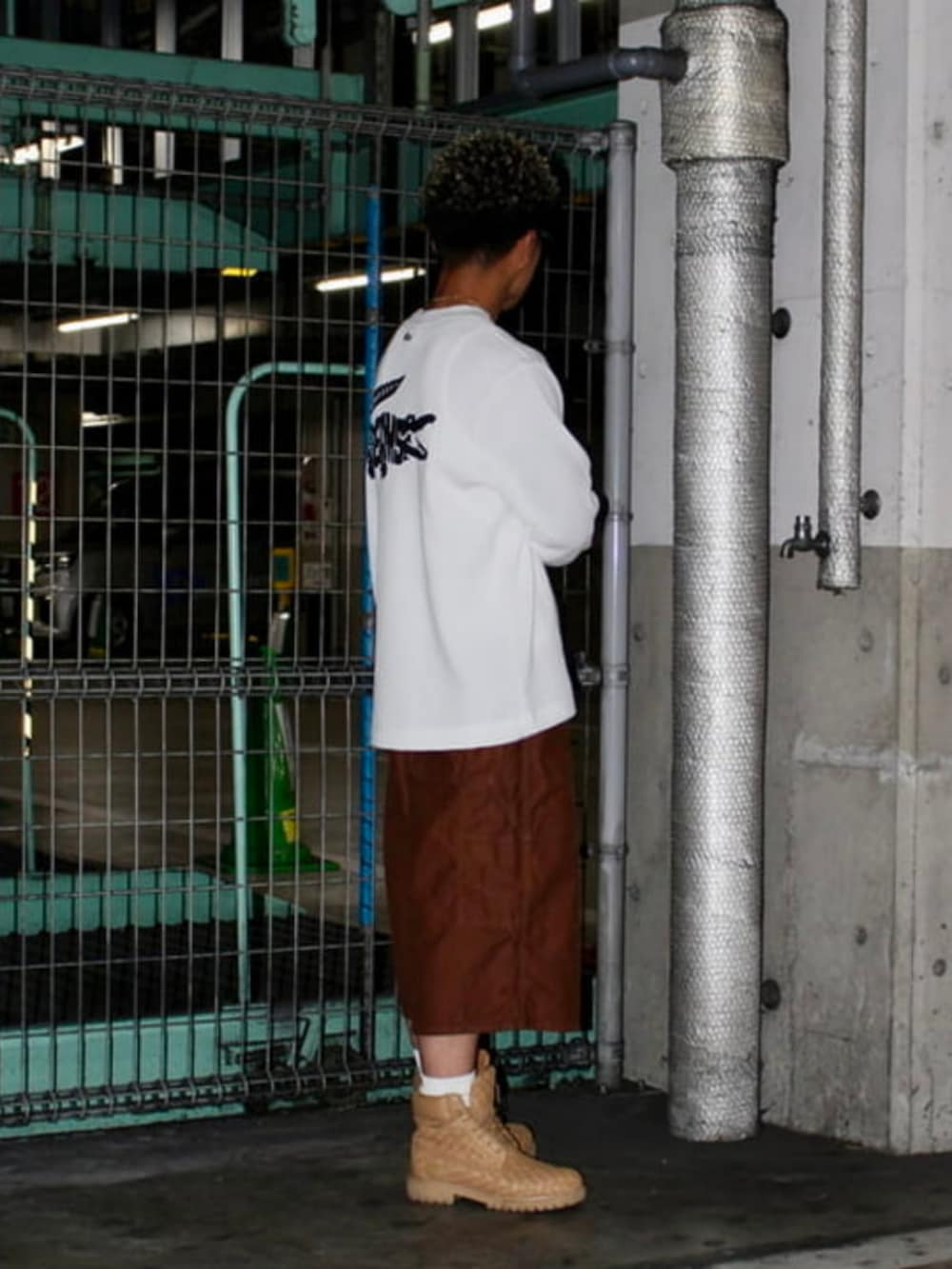 ホワイト系のTシャツ/カットソー、ブラウン系のその他パンツを着用したメンズの秋コーディネートの2枚目の写真