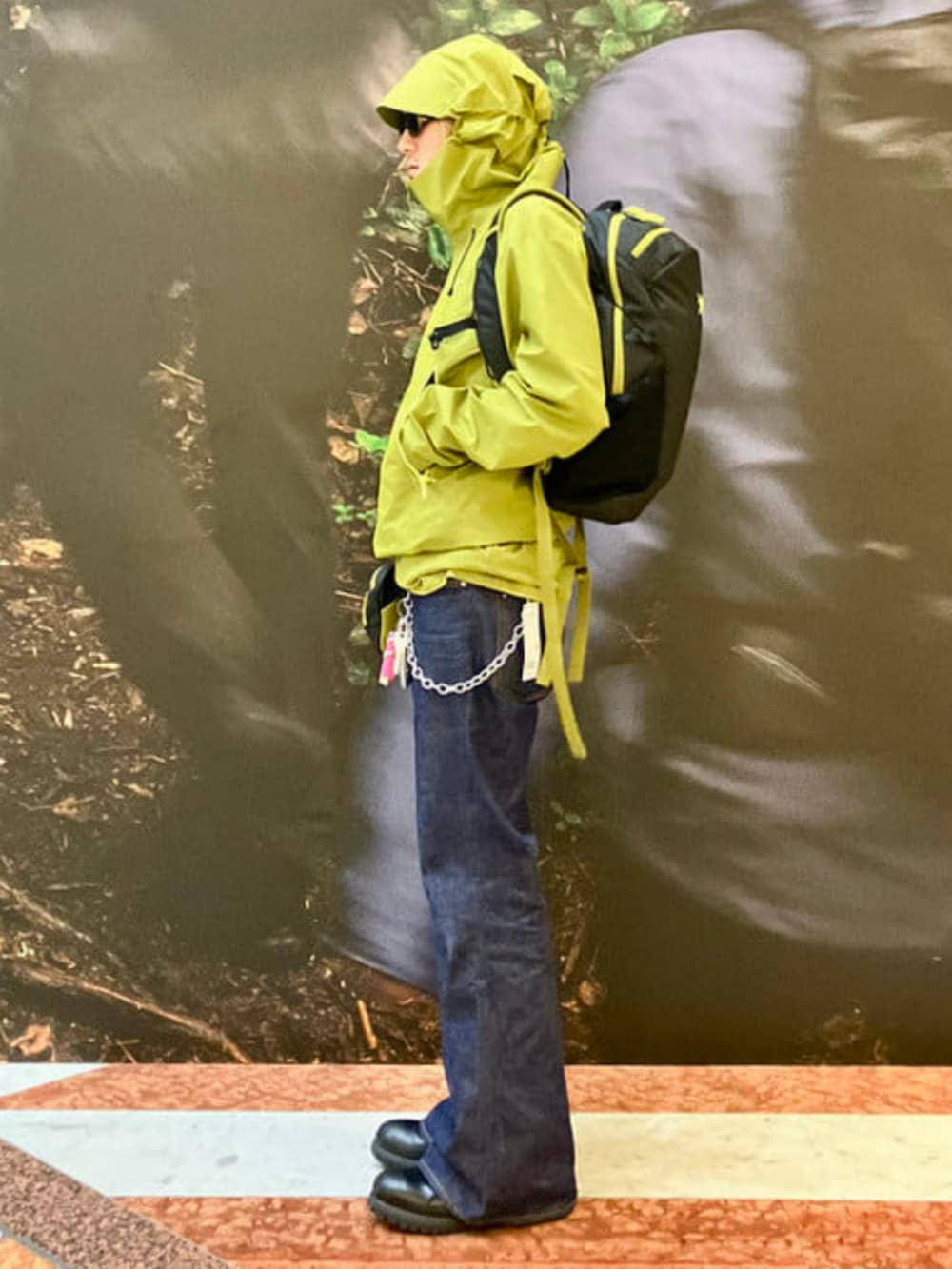 グリーン系のブルゾン、ブラック系のショルダーバッグ、ブラック系のバックパック/リュックを着用したメンズの秋コーディネートの2枚目の写真