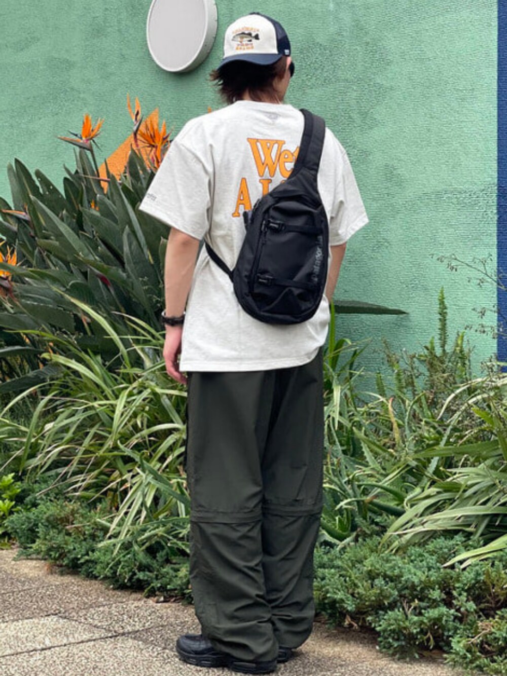 シルバー系のTシャツ/カットソー、グリーン系のその他パンツ、ブルー系のキャップを着用したメンズの春コーディネートの2枚目の写真
