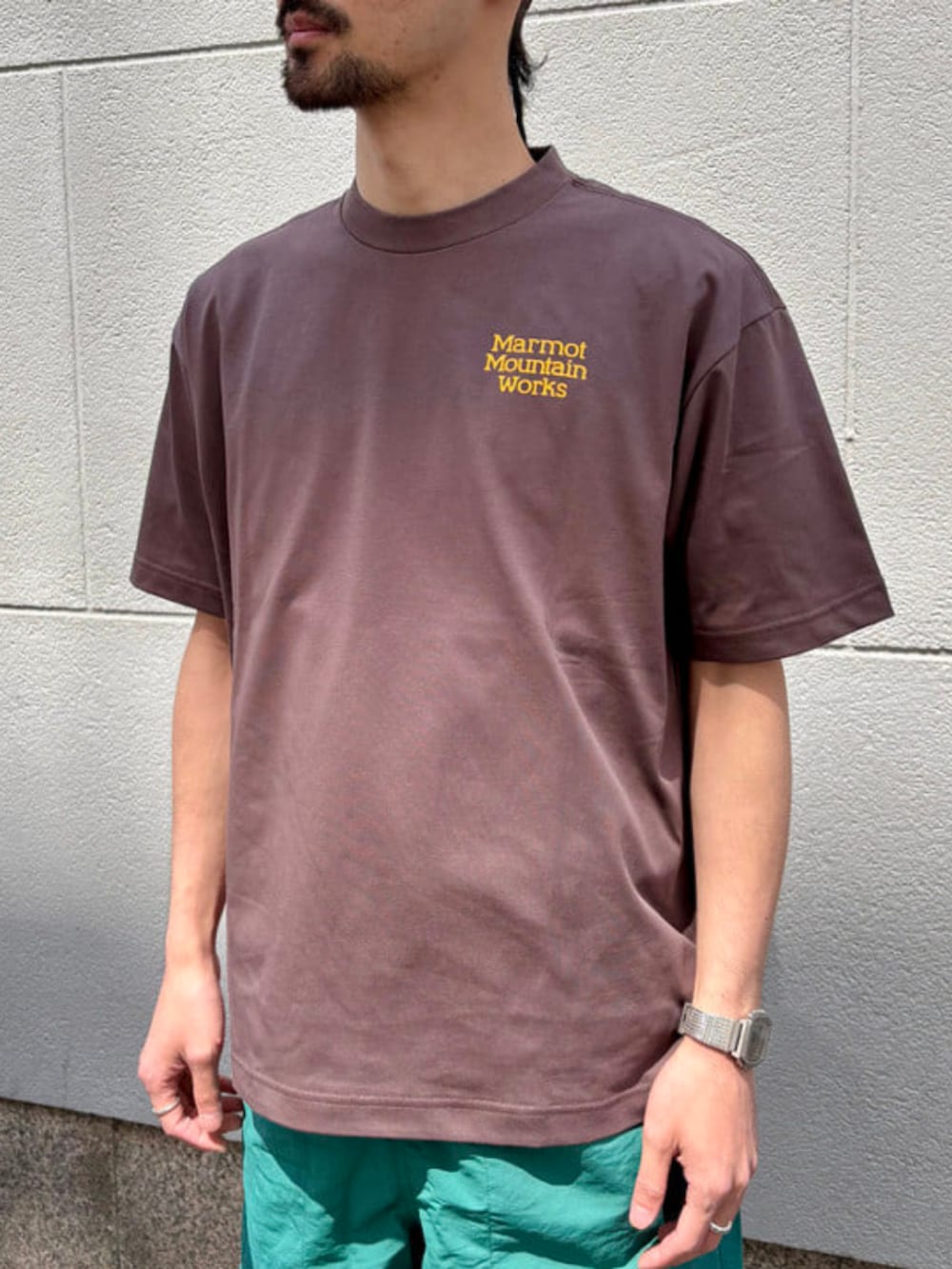 ブラウン系のTシャツ/カットソーを着用したメンズの春コーディネートの4枚目の写真