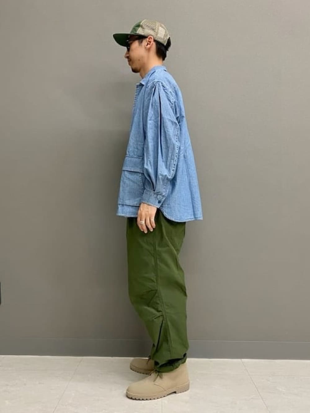 ブルー系のシャツ/ブラウス、グリーン系のその他パンツ、ベージュ系のブーツを着用したメンズの春コーディネートの2枚目の写真